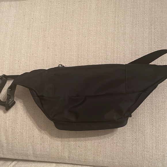 Alo Yoga Explorer Fanny Pack in Black - Picture 3 of 3